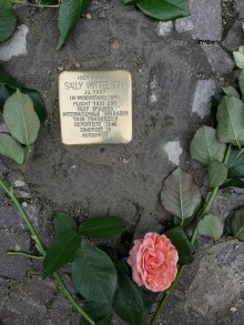 Stolpersteinverlegung am 11. Juni 2020 | Blumen am Stolperstein fr Sally Wittelson, Foto: F. Frenzel