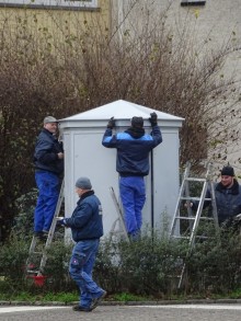 www.l-iz.de: Lindenauer Stadtteilverein braucht noch knapp 1.000 Euro, um Rettungsaktion zu bezahlen | Montage des restaurierten Verteilers am 15. Dez. Foto: Uwe Buckendahl, Lindenauer Stadtteilverein eV