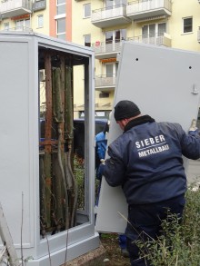 Wir retten ein technisches Denkmal - retten Sie mit! | Montage des geretteten histor. Linienverzweigers mit den alten Telefonkabelstrngen am Originalort.